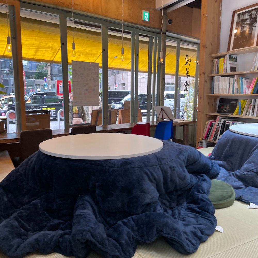 優美堂（カフェ&アート）の店内のこたつ席の様子