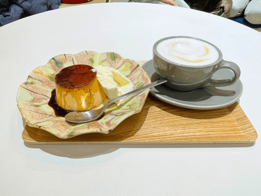 優美堂のプリンとカフェラテの写真