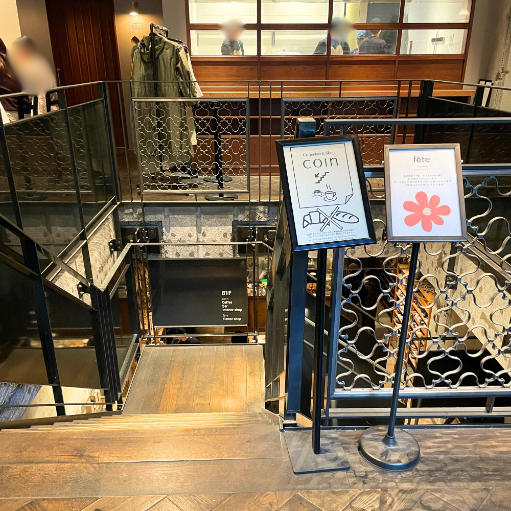 BANKの1階正面入り口と地下への階段