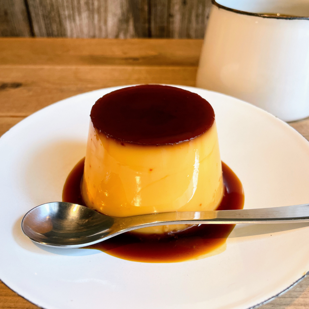 本屋イトマイの固めプリン。真っ白なお皿に映えるクラシックな佇まい