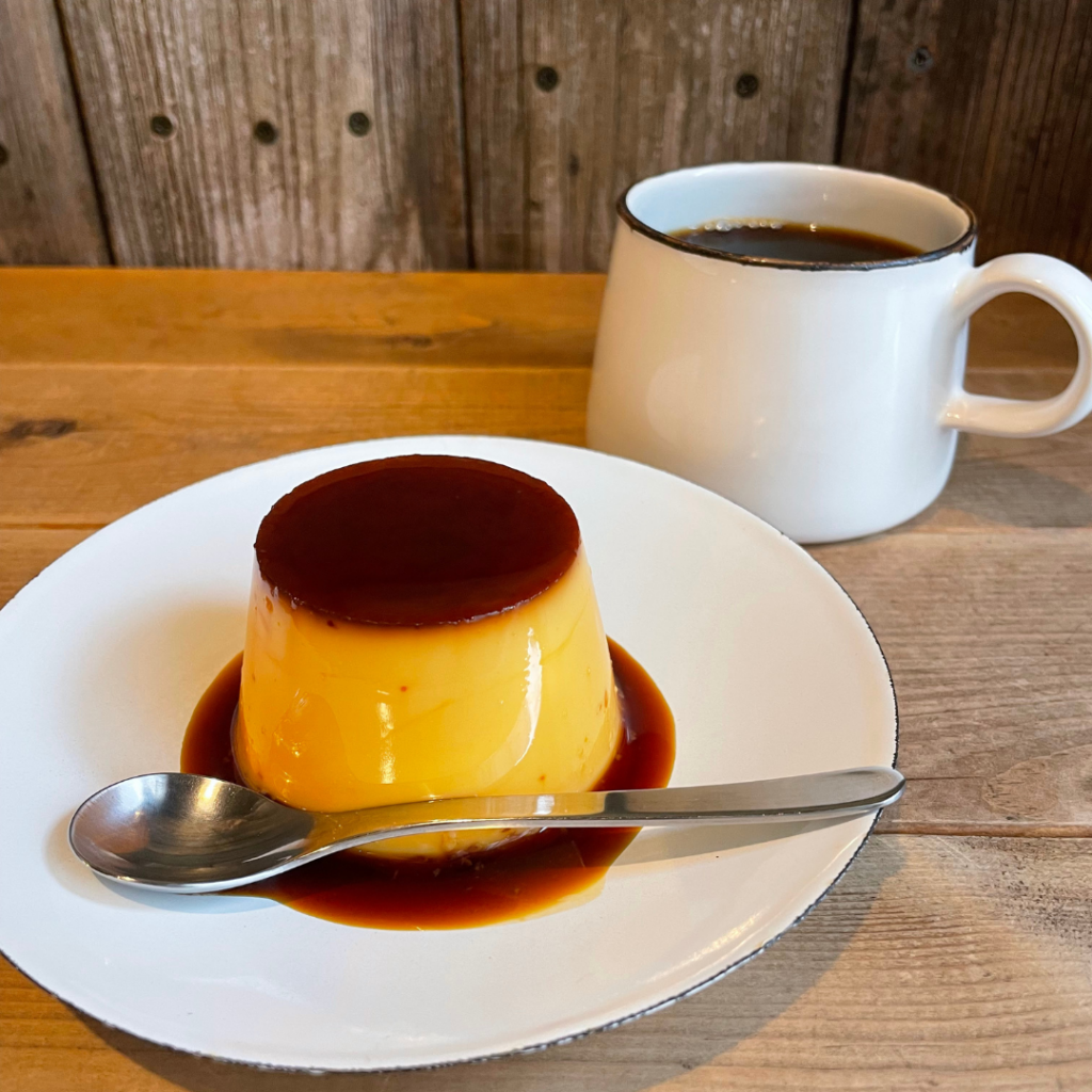 本屋イトマイのプリンとコーヒー。静かな空間に似合う組み合わせ