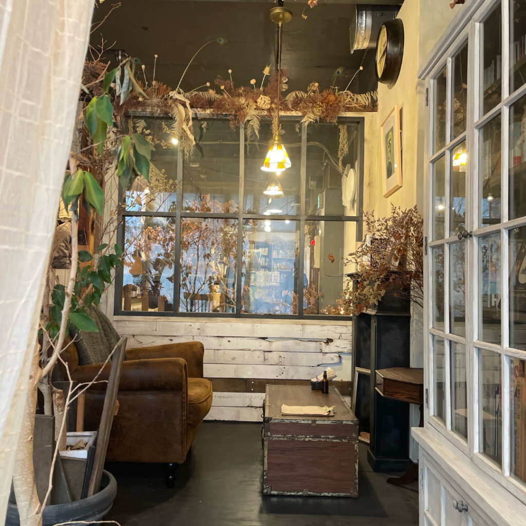 本屋イトマイの店内。本と植物に囲まれた静かで落ち着いた空間