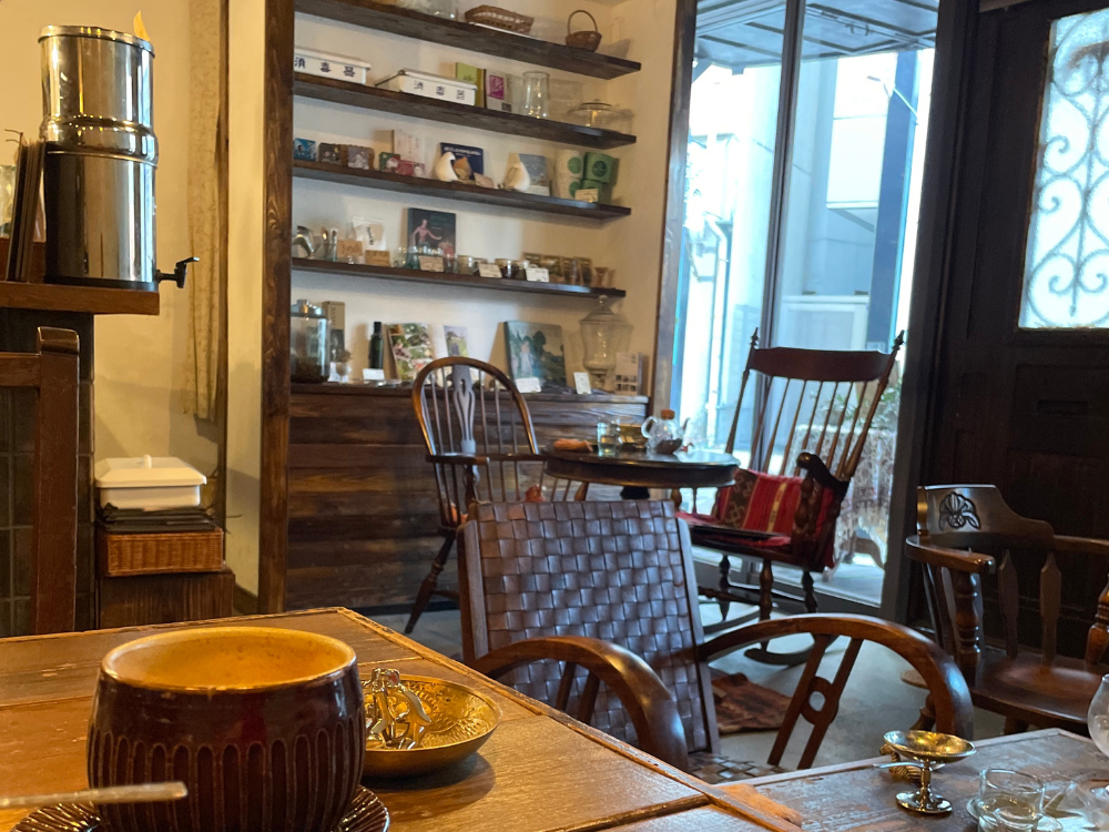 木の温もりを感じるカフェこぼれびの店内2