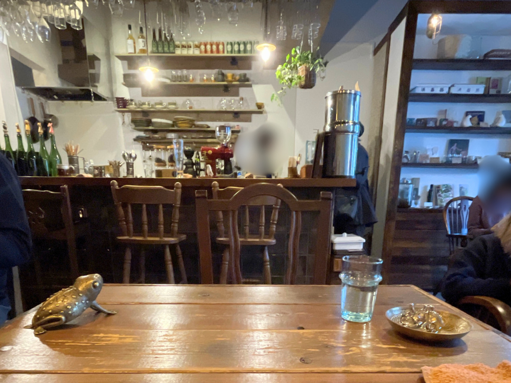 木の温もりを感じるカフェこぼれびの店内