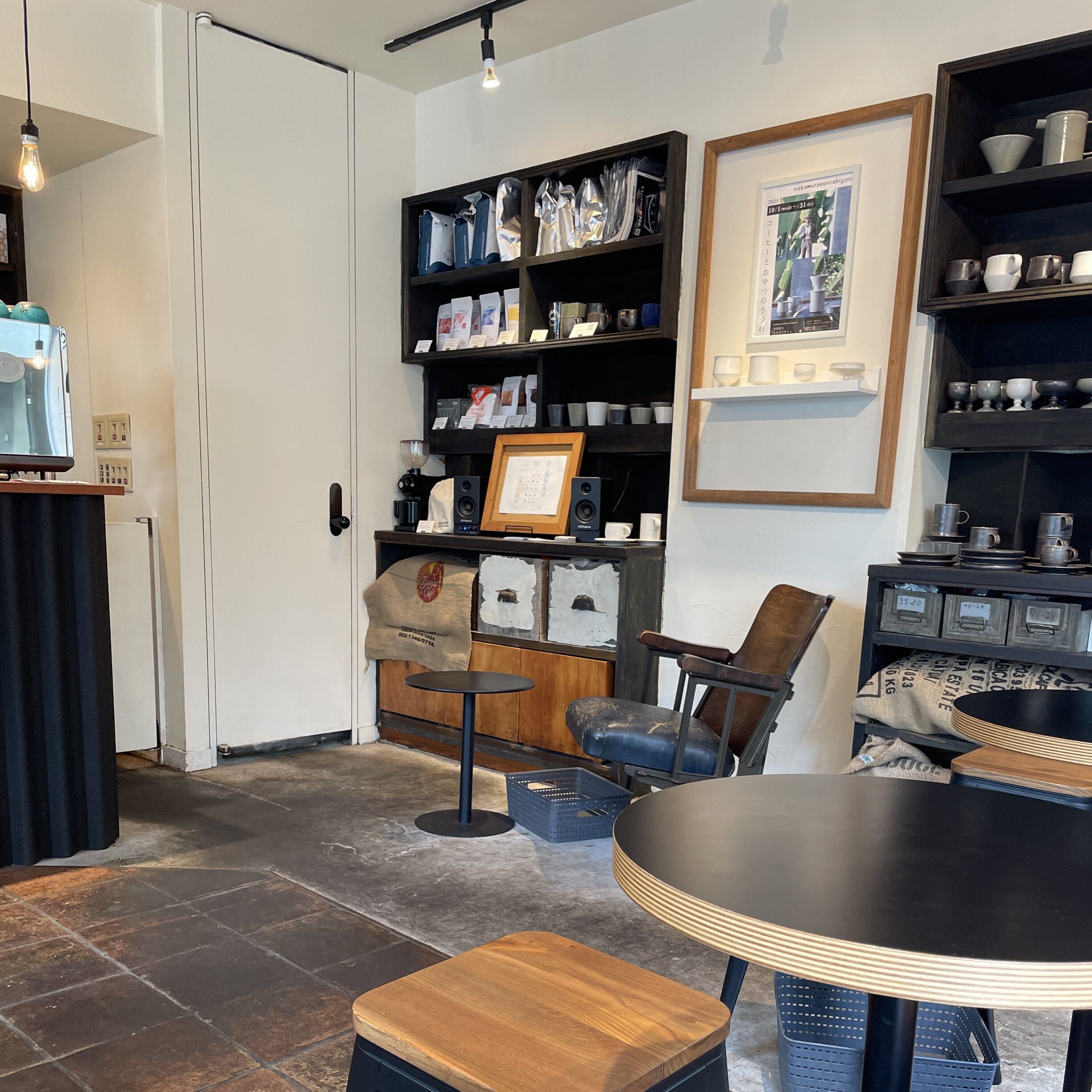 TAILWIND coffee brewersの店内。大きなガラス窓から光が入る明るい空間