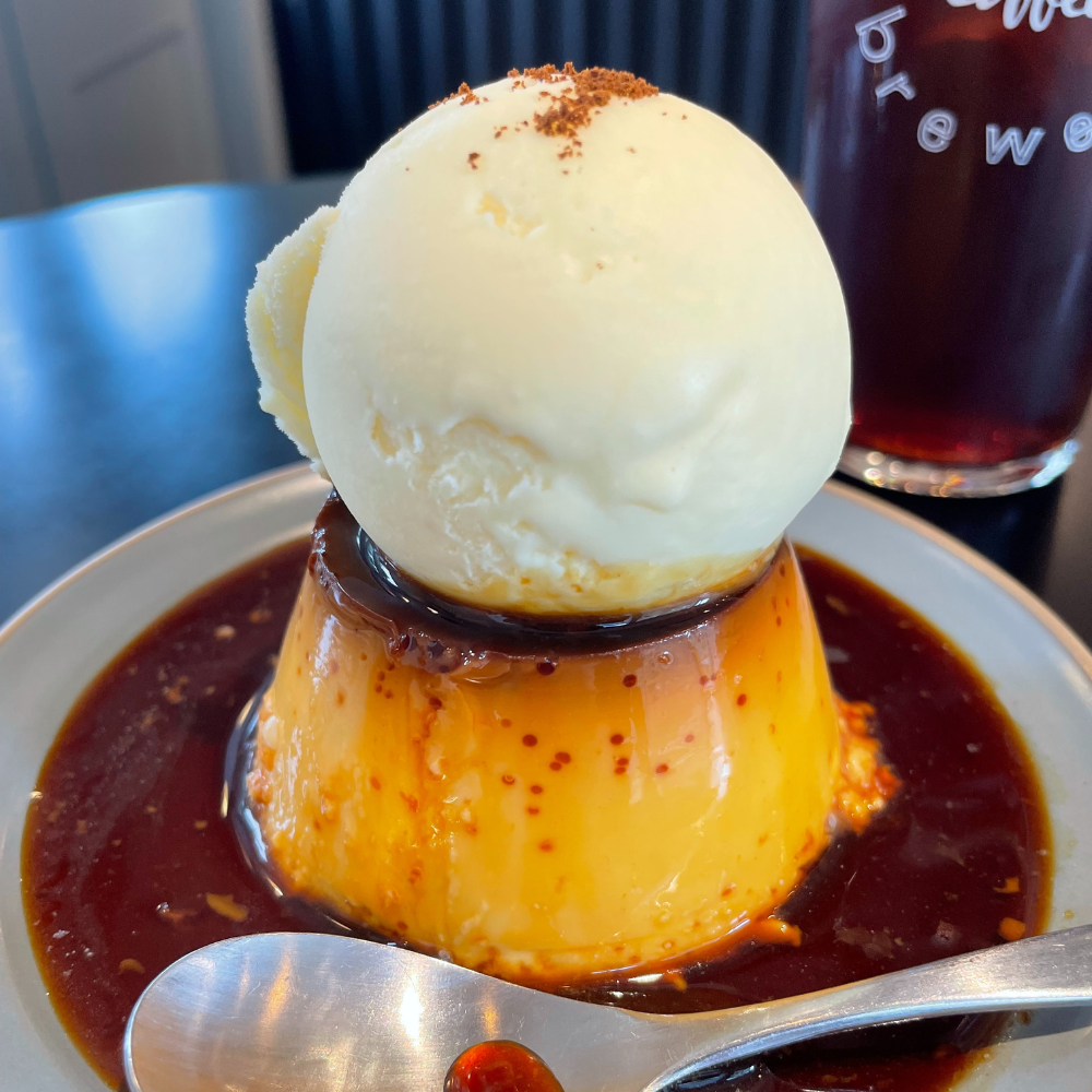 アイスクリームが乗ったカスタードプリン。固めでむっちりとした質感