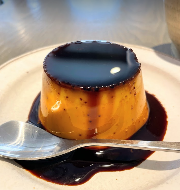 seihitsuのプリン。漆黒のカラメルが印象的な固めプリン