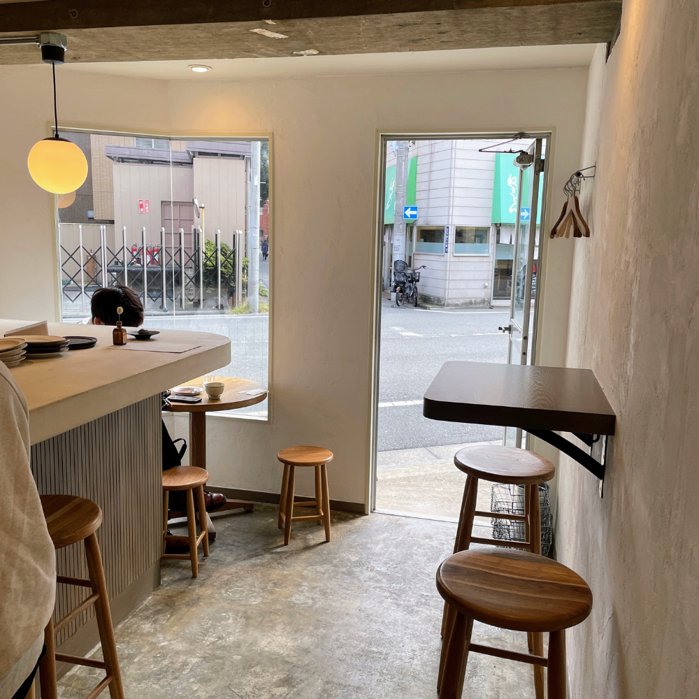 白を基調とした無機質な空間に木の家具が映える