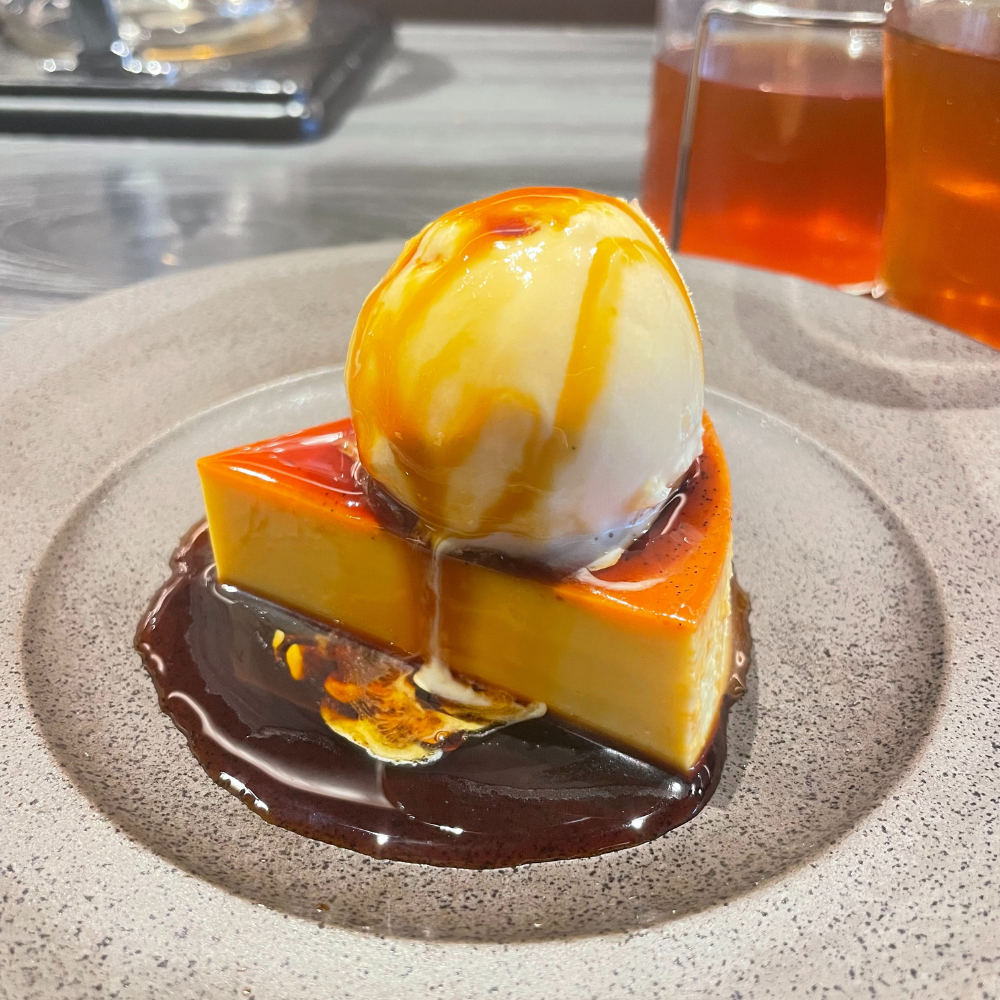 alléeのイートイン限定プリン。バニラアイスをトッピング