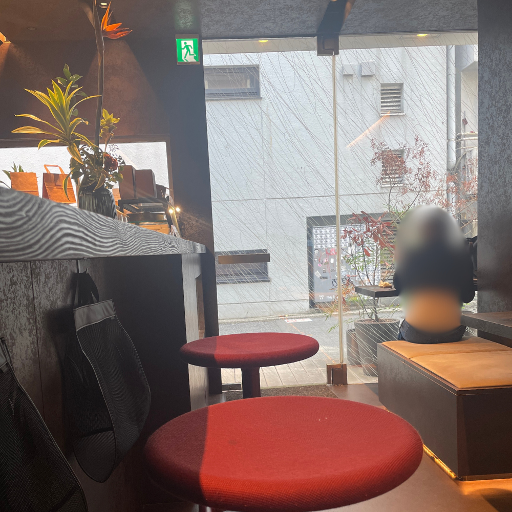 alléeの店内。ダークトーンで統一されたシックな空間