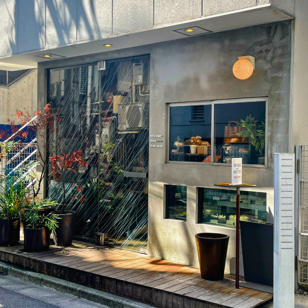 表参道・alléeの外観。路地に佇む落ち着いた雰囲気のカフェ