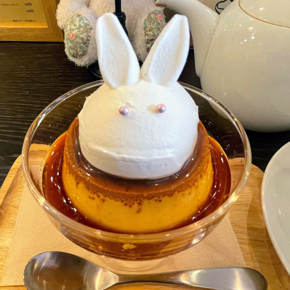白兎珈琲店のうさぎプリン。クリームの顔とマシュマロの耳がかわいい