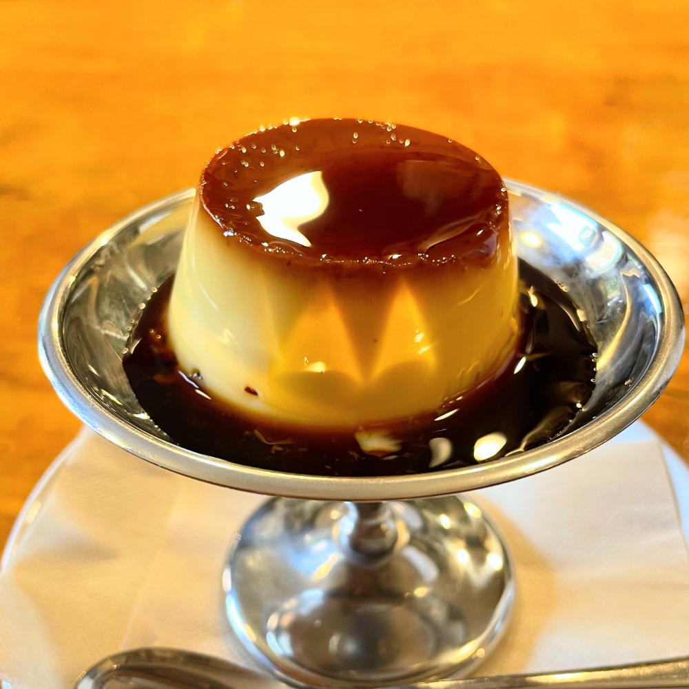 喫茶 壁と卵の固めプリン